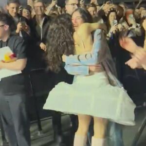 El eufórico abrazo de Rosalía a Loli Bahia en pleno concierto en Ámsterdam El eufórico abrazo de Rosalía a Loli Bahia en pleno concierto en Ámsterdam