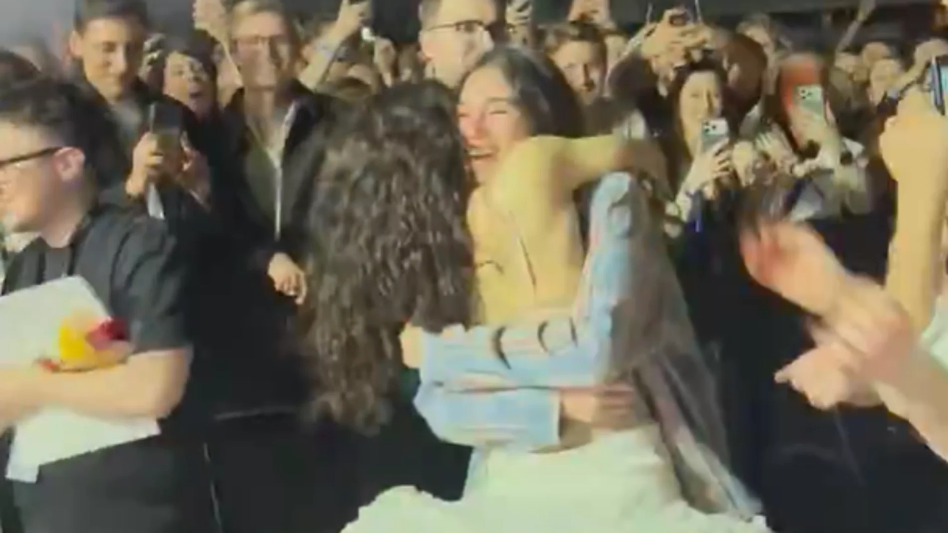 El eufórico abrazo de Rosalía a Loli Bahia en pleno concierto en Ámsterdam El eufórico abrazo de Rosalía a Loli Bahia en pleno concierto en Ámsterdam