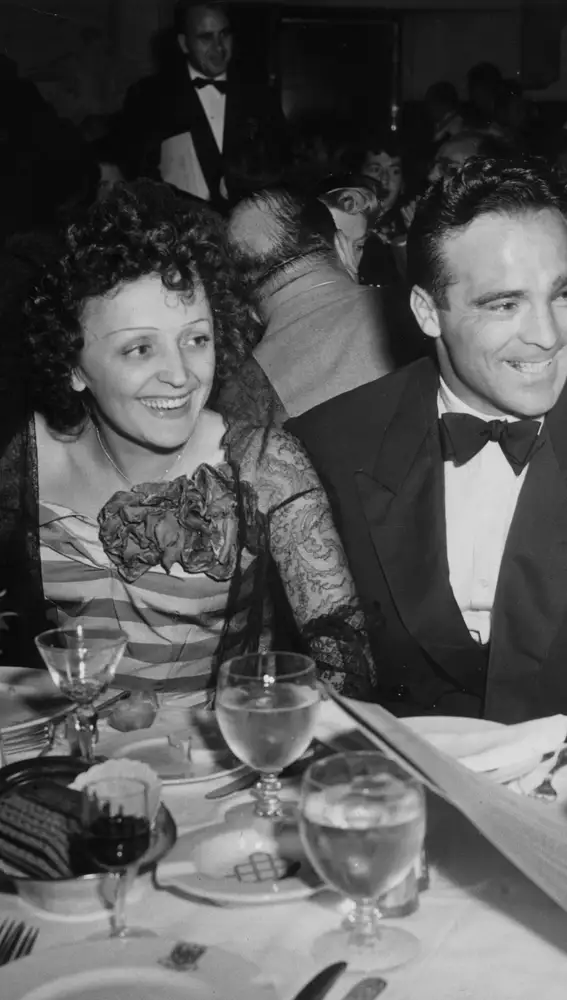 Édith Piaf y Marcel Cerdan en un club nocturno de Nueva York Édith Piaf y Marcel Cerdan en un club nocturno de Nueva York