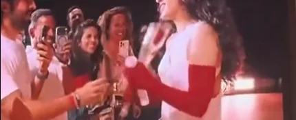 Rosalía recibe una rosa por Sant Jordi en pleno concierto en Ámsterdam Rosalía recibe una rosa por Sant Jordi en pleno concierto en Ámsterdam