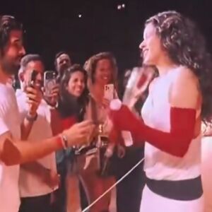 Rosalía recibe una rosa por Sant Jordi en pleno concierto en Ámsterdam Rosalía recibe una rosa por Sant Jordi en pleno concierto en Ámsterdam