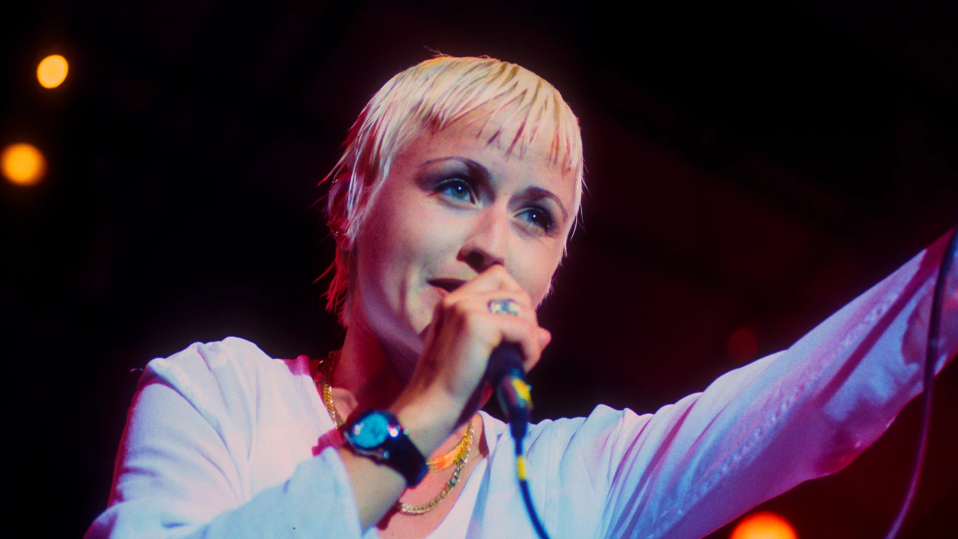 Dolores O'Riordan en 1994 Dolores O'Riordan en 1994