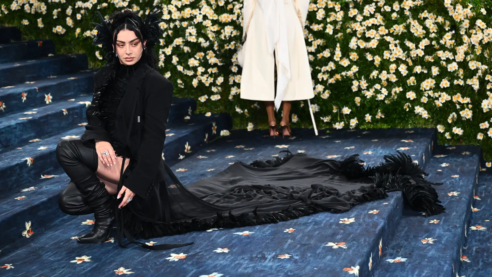 Charli XCX, en la escalinata del Museo Metropolitano de Nueva York Charli XCX, en la escalinata del Museo Metropolitano de Nueva York