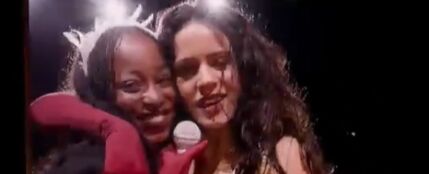 La actriz Jennifer Heylen, invitada en el confesionario de Rosal&iacute;a en su concierto en B&eacute;lgica