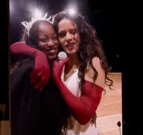 La actriz Jennifer Heylen, invitada en el confesionario de Rosalía en su concierto en Bélgica La actriz Jennifer Heylen, invitada en el confesionario de Rosalía en su concierto en Bélgica