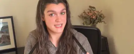 Amaia explicando detalles sobre la silla-flauta en su Tiny Desk Amaia explicando detalles sobre la silla-flauta en su Tiny Desk