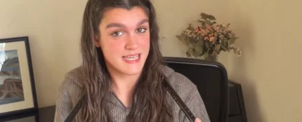 Amaia explicando detalles sobre la silla-flauta en su Tiny Desk Amaia explicando detalles sobre la silla-flauta en su Tiny Desk