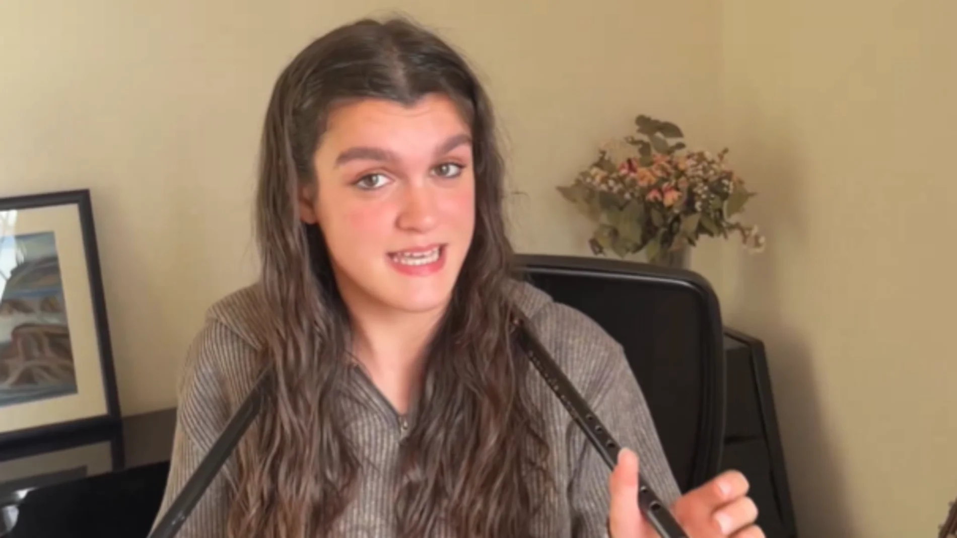 Amaia explicando detalles sobre la silla-flauta en su Tiny Desk Amaia explicando detalles sobre la silla-flauta en su Tiny Desk