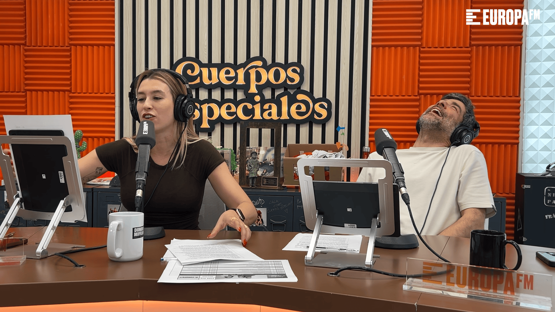 Eva le grita a una nube contra su propio FOMO y aconseja quedarse en casa para descansar