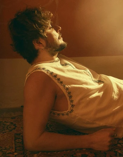 Manuel Carrasco en la portada de 'A la sombra de una higuera' Manuel Carrasco en la portada de 'A la sombra de una higuera'