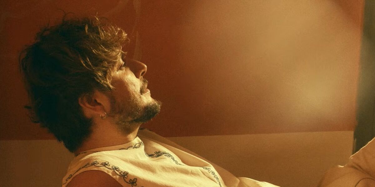 Manuel Carrasco en la portada de 'A la sombra de una higuera'