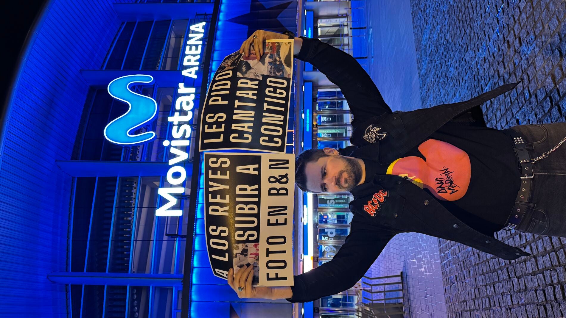 Carlos con su pancarta en Madrid