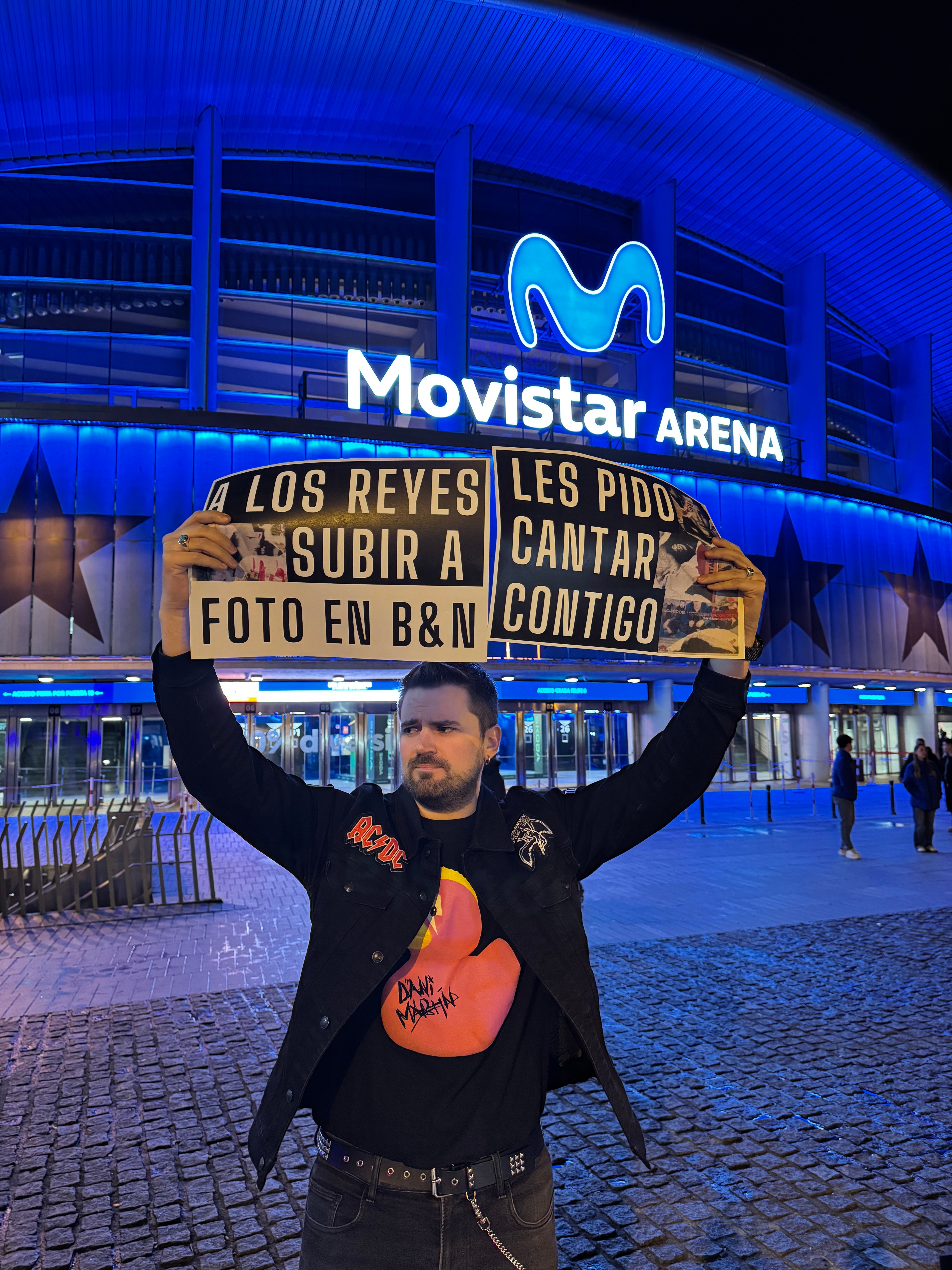 Carlos con su pancarta en Madrid Carlos con su pancarta en Madrid