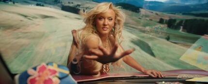 Zara Larsson en el v&iacute;deo del remix de 'Eurosummer'