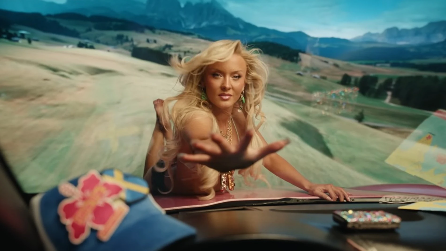 Zara Larsson en el vídeo del remix de 'Eurosummer' Zara Larsson en el vídeo del remix de 'Eurosummer'