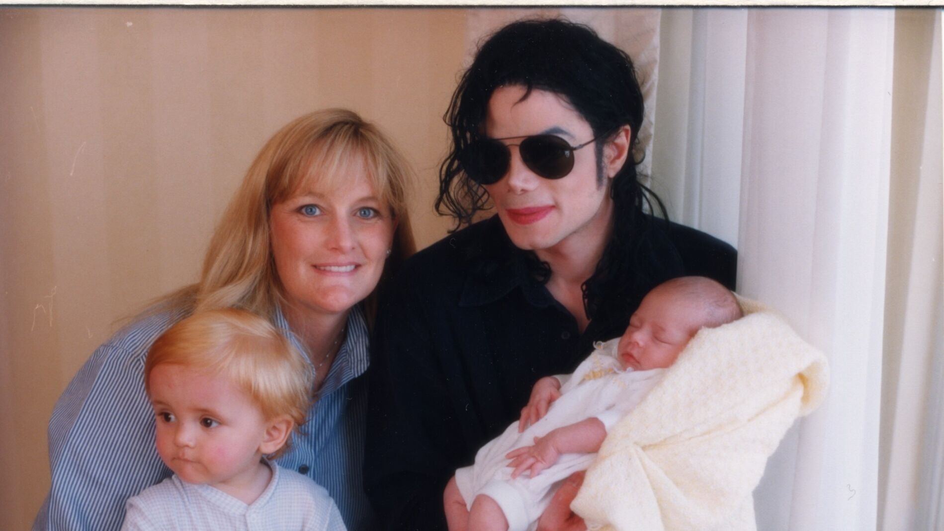 Debbie Rowe y Michael Jackson con sus dos hijos