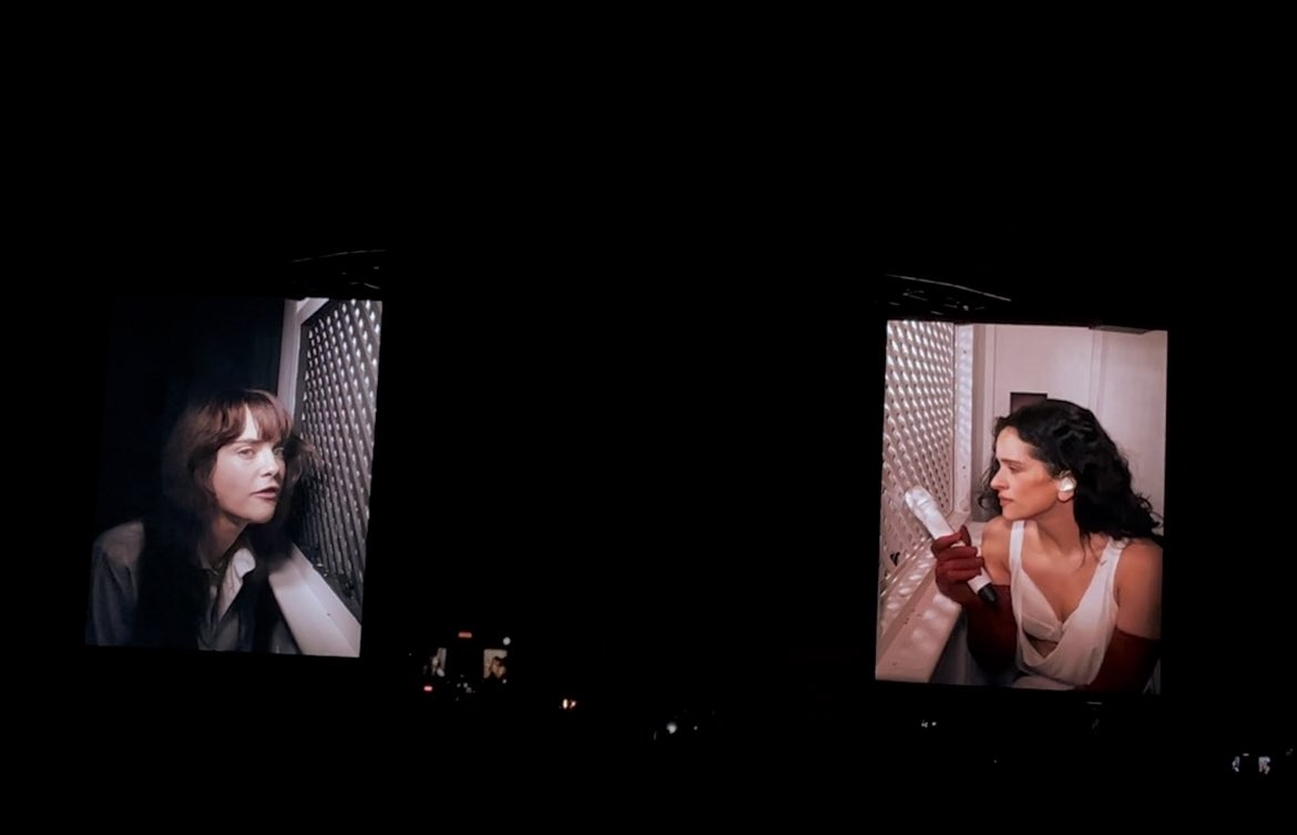 Cara Delevingne y Rosalía en el confesionario de 'La Perla' en Londres Cara Delevingne y Rosalía en el confesionario de 'La Perla' en Londres
