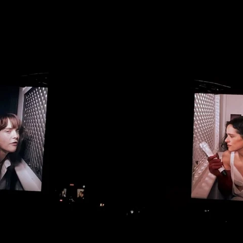 Cara Delevingne y Rosalía en el confesionario de 'La Perla' en Londres Cara Delevingne y Rosalía en el confesionario de 'La Perla' en Londres