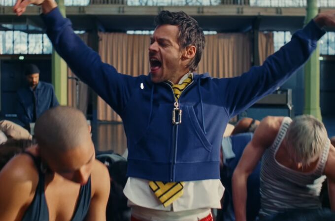 Harry Styles en el videoclip de 'Dance No More'