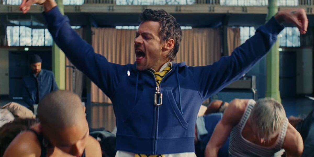 Harry Styles en el videoclip de 'Dance No More'