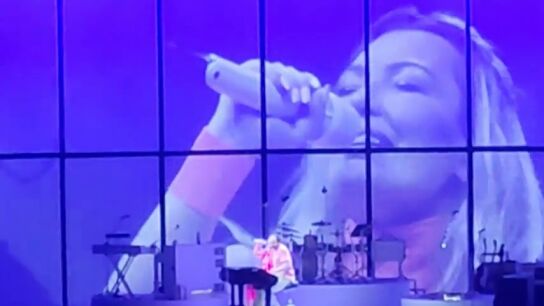 Amaia Montero y Xavi San Martín cantan 'Tan guapa' en Bilbao