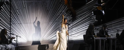 Rosalía cantó 'Reliquia' y 'La Perla' sobre el Guadalquivir Rosalía cantó 'Reliquia' y 'La Perla' sobre el Guadalquivir