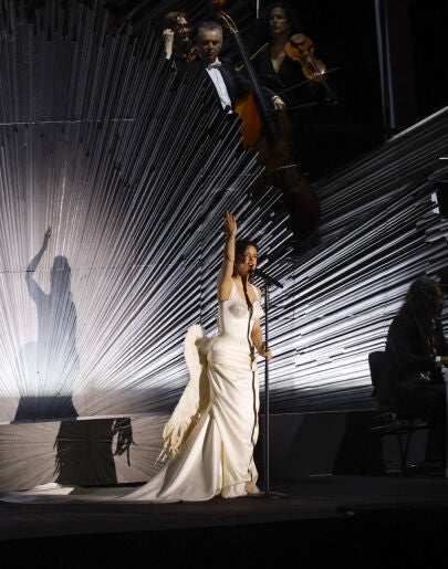 Rosalía cantó 'Reliquia' y 'La Perla' sobre el Guadalquivir