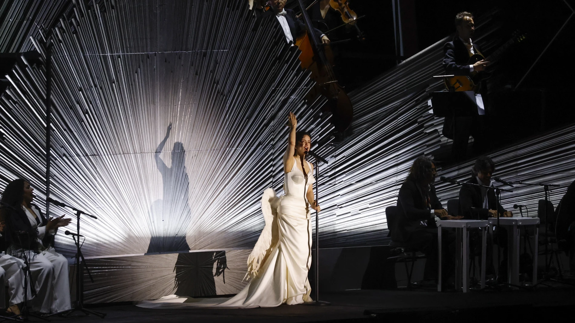 Rosalía cantó 'Reliquia' y 'La Perla' sobre el Guadalquivir Rosalía cantó 'Reliquia' y 'La Perla' sobre el Guadalquivir