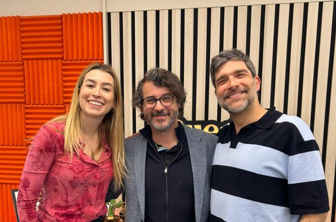 Fernando Velázquez, con Eva Soriano y Nacho García en 'Cuerpos especiales'