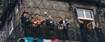U2 cantando desde un balc&oacute;n en M&eacute;xico 