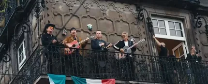 U2 cantando desde un balcón en México U2 cantando desde un balcón en México