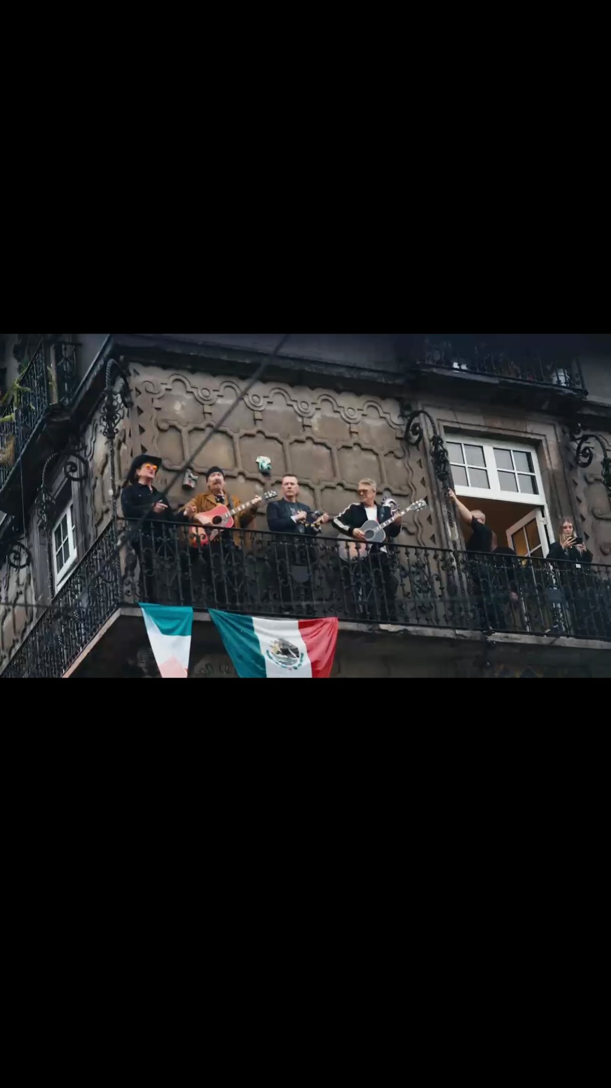 U2 cantando desde un balcón en México U2 cantando desde un balcón en México