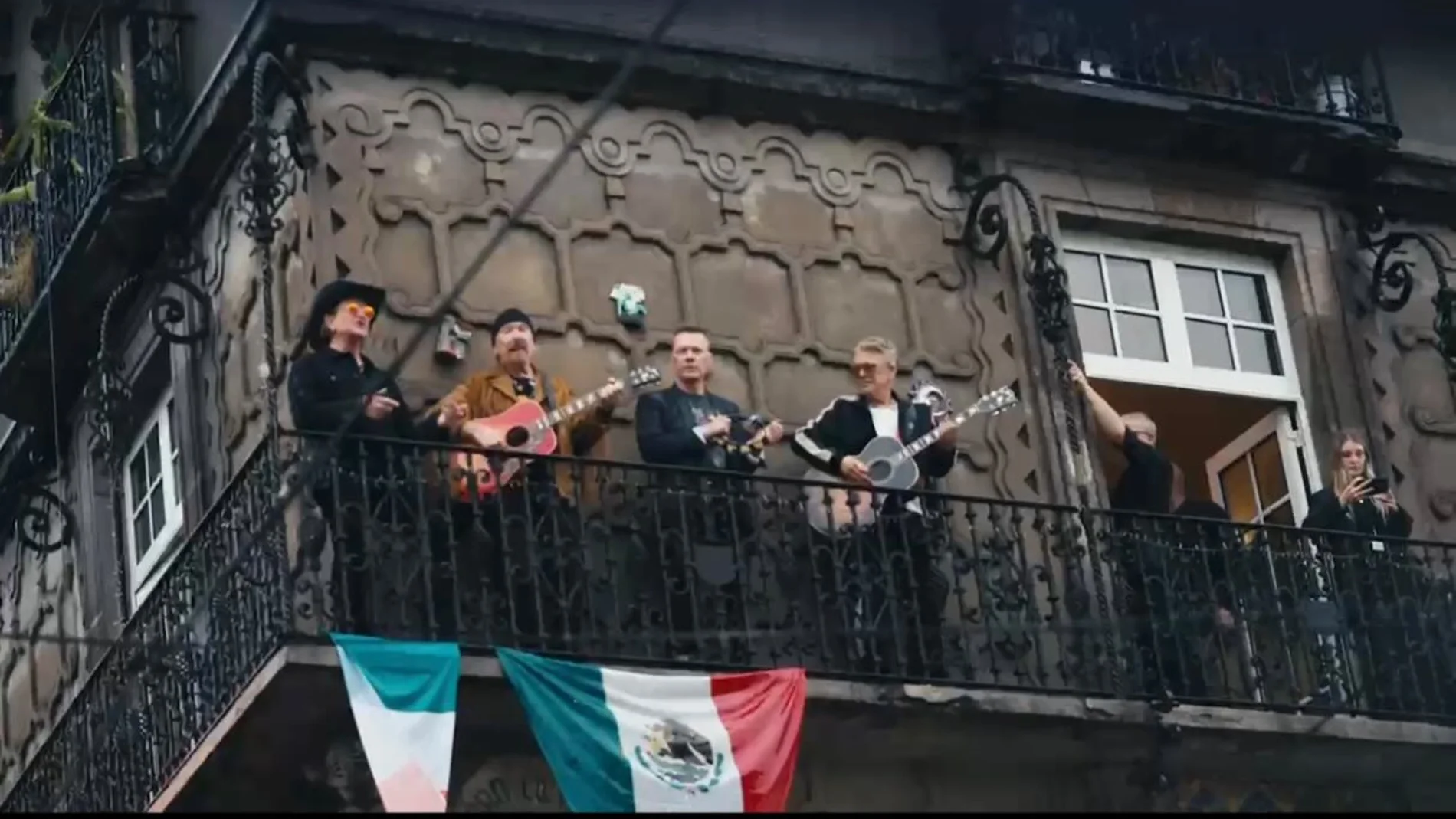 U2 cantando desde un balcón en México U2 cantando desde un balcón en México