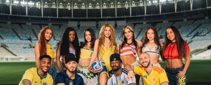 Shakira y sus bailarines en 'Dai Dai'