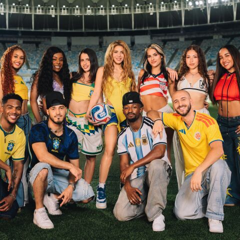 Shakira y sus bailarines en 'Dai Dai'