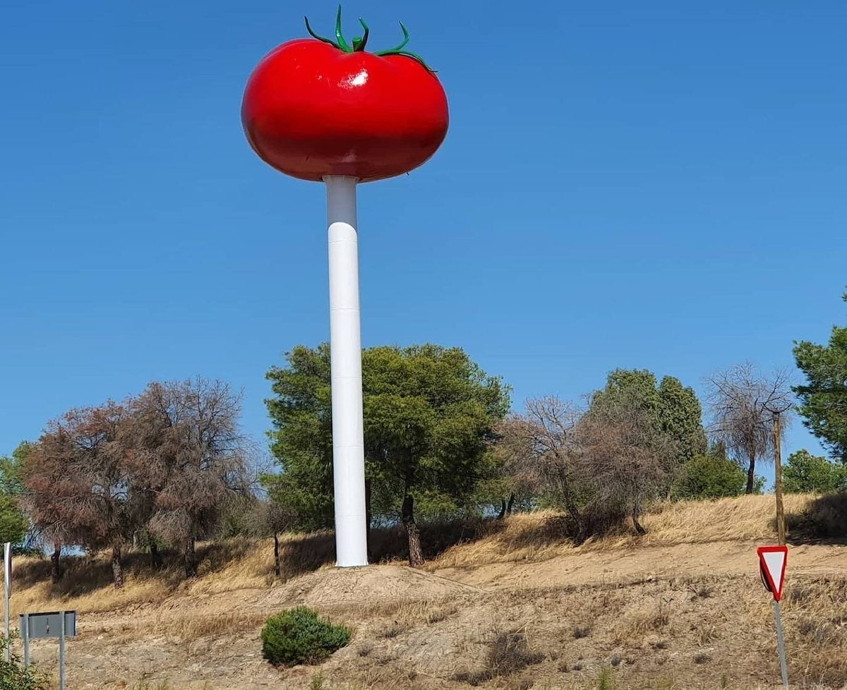 Miajadas, el pueblo de la rotonda con un tomate enorme, se lleva el premio de 'Pueblos especiales' - ENCUESTA CERRADA — Cuerpos especiales cover