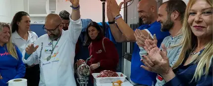 Momento en el que el maestro cortador sanjuanero Juan Bautista Gil Pérez consigue el récord Guinness cortando jamón de forma ininterrumpida Momento en el que el maestro cortador sanjuanero Juan Bautista Gil Pérez consigue el récord Guinness cortando jamón de forma ininterrumpida