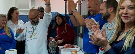 Momento en el que el maestro cortador sanjuanero Juan Bautista Gil Pérez consigue el récord Guinness cortando jamón de forma ininterrumpida Momento en el que el maestro cortador sanjuanero Juan Bautista Gil Pérez consigue el récord Guinness cortando jamón de forma ininterrumpida