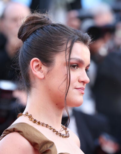 Primer plano de Amaia durante la presentación de 'Amarga Navidad' en Cannes.