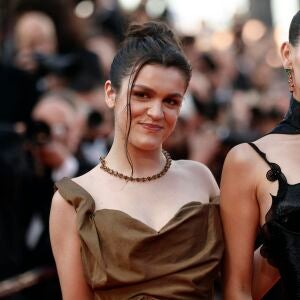 Amaia brilla en la alfombra roja de Cannes y sorprende con 'Volver' y 'C’est la vie' Amaia brilla en la alfombra roja de Cannes y sorprende con 'Volver' y 'C’est la vie'