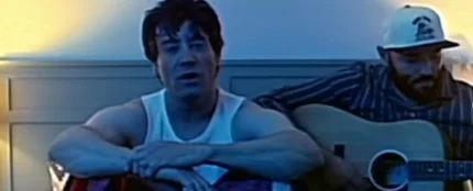 La La Love, en el videoclip de 'A ver quién duerme ahora' La La Love, en el videoclip de 'A ver quién duerme ahora'