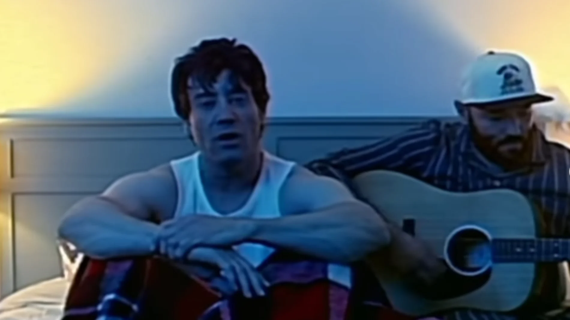 La La Love, en el videoclip de 'A ver quién duerme ahora' La La Love, en el videoclip de 'A ver quién duerme ahora'