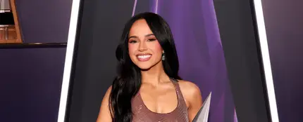 Becky G con su premio a Artista Latina Femenina Favorita en los AMAs 2025 Becky G con su premio a Artista Latina Femenina Favorita en los AMAs 2025