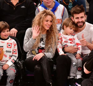 Shakira y Piqué junto a sus hijos Milan y Sasha en 2017 Shakira y Piqué junto a sus hijos Milan y Sasha en 2017