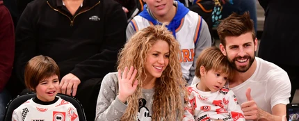 Shakira y Piqué junto a sus hijos Milan y Sasha en 2017 Shakira y Piqué junto a sus hijos Milan y Sasha en 2017