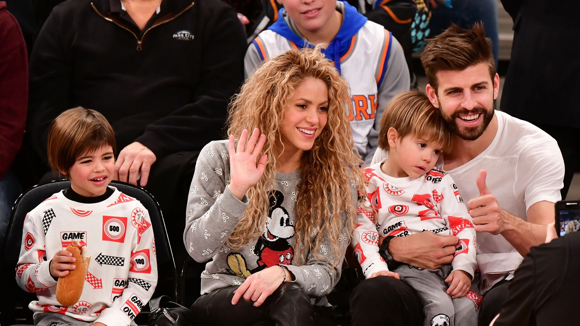 Shakira y Piqué junto a sus hijos Milan y Sasha en 2017 Shakira y Piqué junto a sus hijos Milan y Sasha en 2017