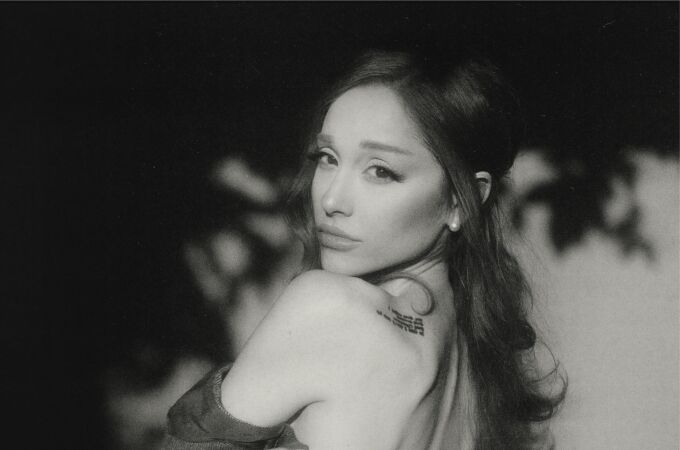 Ariana Grande para la promoción de 'hate that i made you love me' 