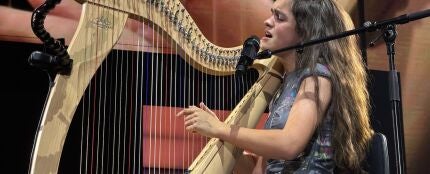 Amaia interpreta 'Ya est&aacute;' con el arpa en el Roig Arena de Madrid.