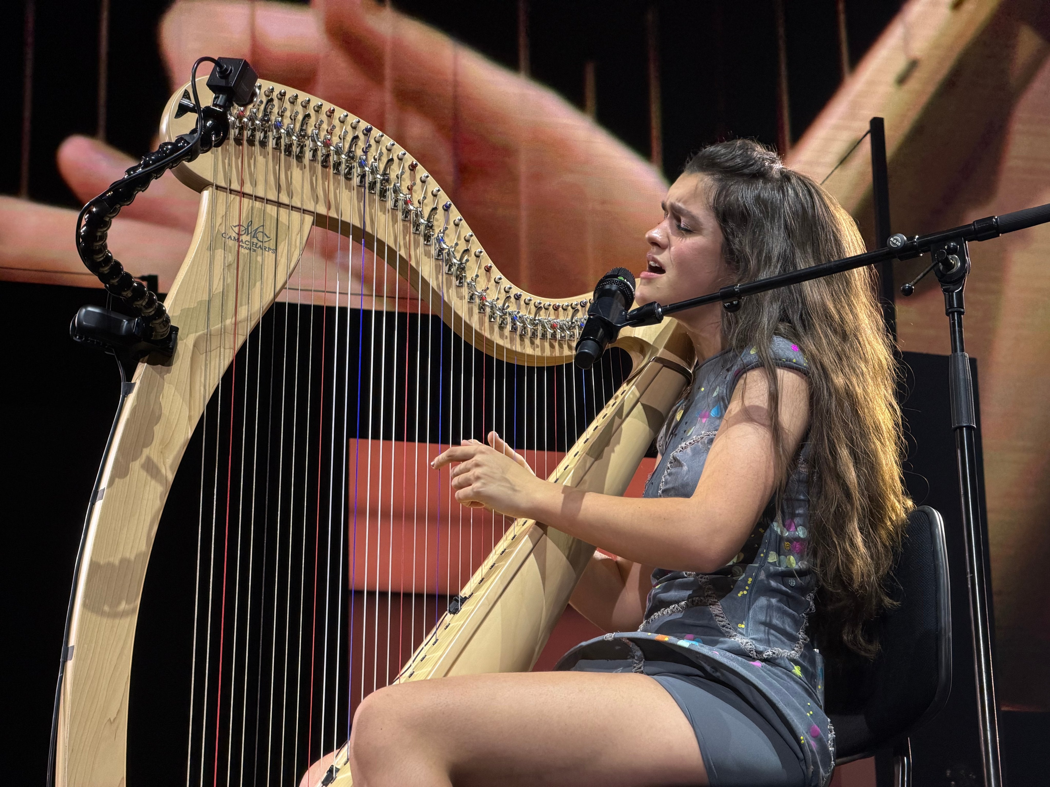 Amaia interpreta 'Ya está' con el arpa en el Roig Arena de Madrid. Amaia interpreta 'Ya está' con el arpa en el Roig Arena de Madrid.