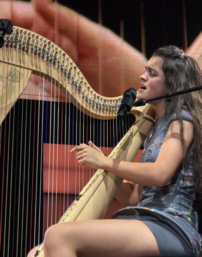 Amaia interpreta 'Ya está' con el arpa en el Roig Arena de Madrid.